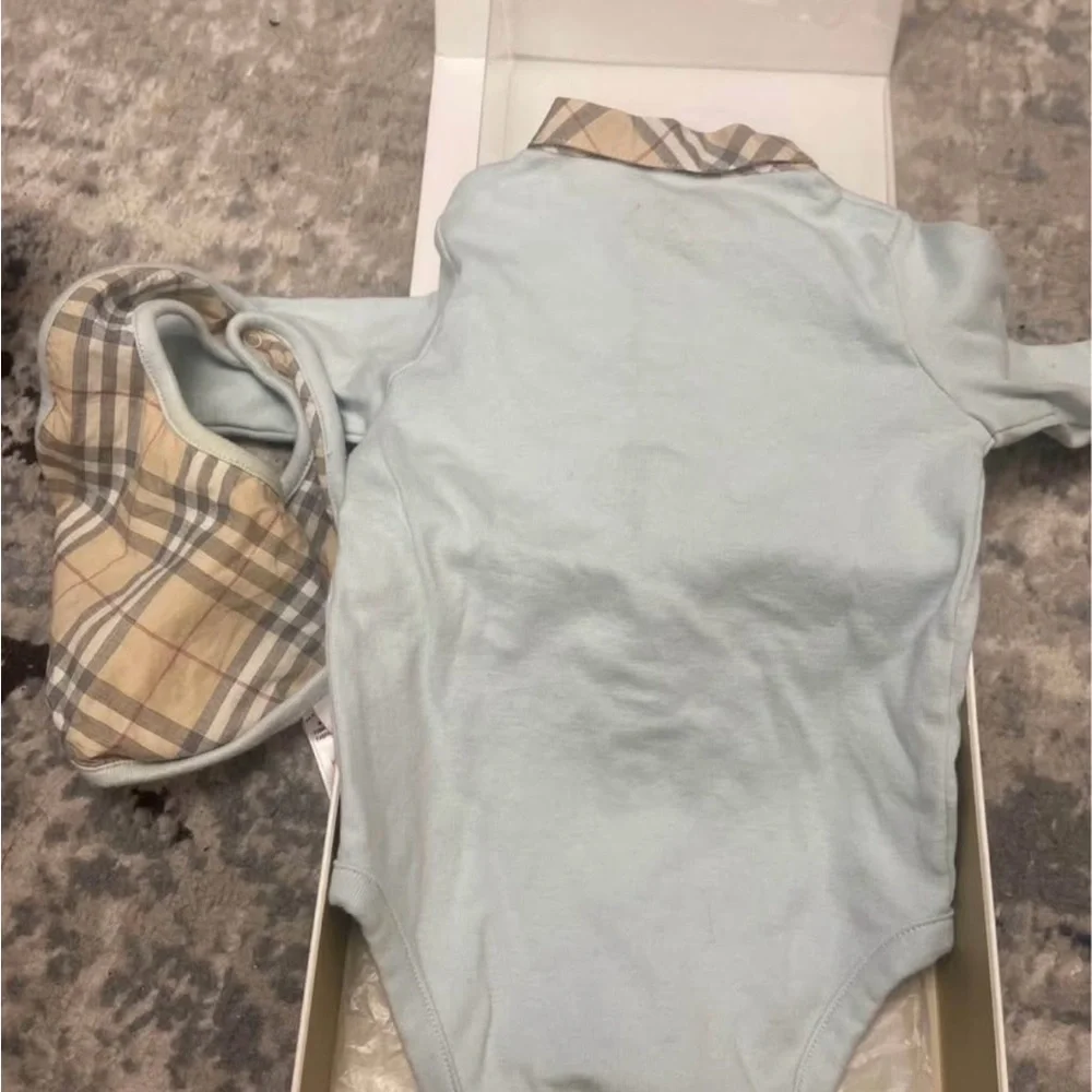 Burberry Children Baby Blue Bodysuit with Signature Check Bib & Box - Picture 5 of 7